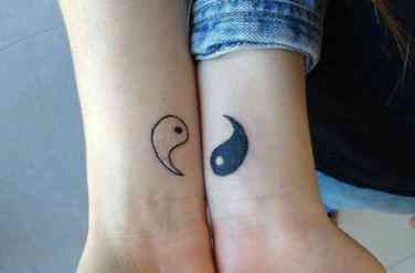 Getting a Yin Yang tattoo with your BFF completes the symbol when you two are together. Boyfriend Tattoos, Boyfriend Girlfriend Tattoos, Couple Wrist Tattoos, Girlfriend Tattoos, Sister Tats, Cute Matching Tattoos, Tattoo For Boyfriend, Rose Flower Tattoos, Matching Best Friend Tattoos