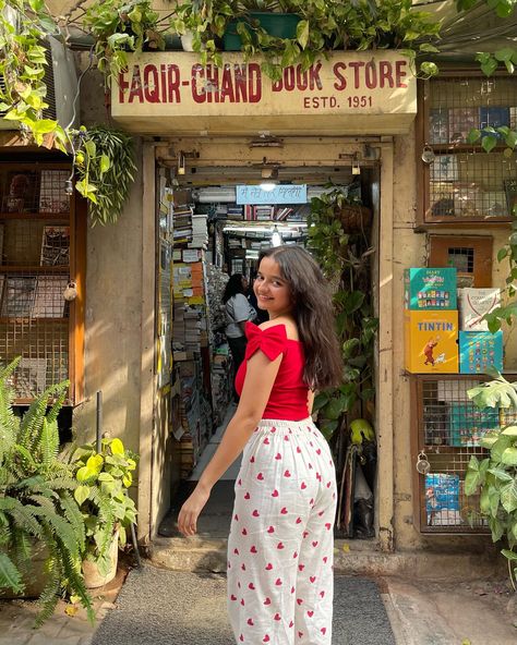 main character era 🧚🏼‍♀️ day 1 photo dump & honestly this is one of my fav places in Delhi, there’s so much love around like it fills my heart with so much khushi<3🥹🧿 📍Khan market & Lodhi garden, Delhi Delhi Outfits, Market Photo Ideas, Delhi Aesthetic, Delhi Pics, Delhi Girls, Casual Day Outfits, Ideas For Instagram Photos, India Fashion, So Much Love