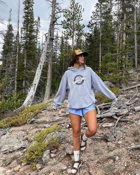 Stylish Hiking Outfit, Spring Hiking Outfits, Hiking Outfit Ideas, Cabin Outfit, Granola Outfits, Camping Outfit, Granola Style, Cute Hiking Outfit, Hiking Outfits