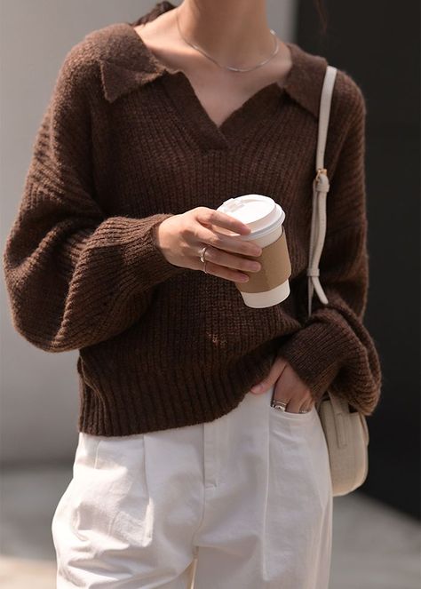 Winter Chocolate, Knit Sweater Outfit, Brown Knit Sweater, Pullover Outfit, Sweater Tops, Street Style Trends, 가을 패션, Brown Sweater, Fall Sweaters