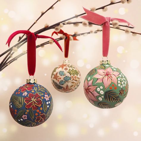 Hand Painted Bauble, Handpainted Christmas Ornaments, Clear Glass Ornaments, Xmas Baubles, Hand Painted Christmas, Painted Ornaments, Christmas Trends, Hand Painted Ornaments, Christmas Decoration Items