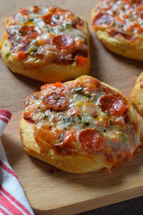 Recipes With Canned Biscuits, Biscuits Pizza, Grand Biscuit Recipes, Grands Biscuits, Mini Pizza Recipes, Biscuit Pizza, Delicious Pizza Recipes, Chicken Tikka Masala Recipes, Supreme Pizza