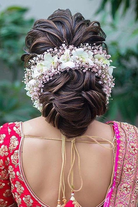 42 Chic And Easy Wedding Guest Hairstyles ❤ wedding guest hairstyles ethnic indian style with white flowers on dark hair jasminebeauty #weddingforward #wedding #bride #weddinghair #weddingguesthairstyles Indian Wedding Guest, Easy Wedding Guest Hairstyles, Hairstyles For Indian Wedding, Bridal Hairstyle Indian Wedding, Dunner Wordend Haar, Wedding Bun Hairstyles, Engagement Hairstyles, Bridal Hairdo, Guest Hair