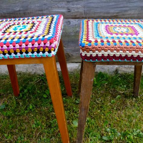 How to make a Granny Stool Cover Stool Cover Crochet, Crochet Furniture, Stool Covers, Crochet Pillows, Crochet Home Decor, Granny Squares Pattern, Granny Square Crochet Pattern, Crochet Square, Crafty Craft