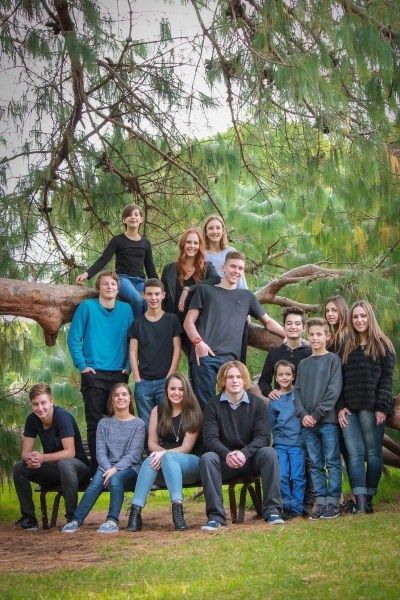 Image F- group tiere Image F- group tiered on tree | # photographers #beginners #photography Large Family Photo Shoot Ideas, Large Family Pictures, Large Family Photography, Large Family Portraits, Large Family Poses, Composition Photo, Extended Family Photography, Summer Family Pictures, Family Photo Colors