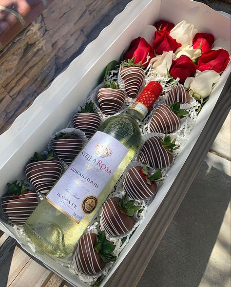 Pinterest @xobelin 🌱🕊 Wine Treat Box Ideas, Wine And Strawberry Gift Boxes, Strawberry Business, Wine Gift Box Ideas, Valentine Chocolate Covered Strawberries, Bridal Gift Box, Strawberry Box, Chocolate Covered Strawberries Bouquet, Wine Flowers