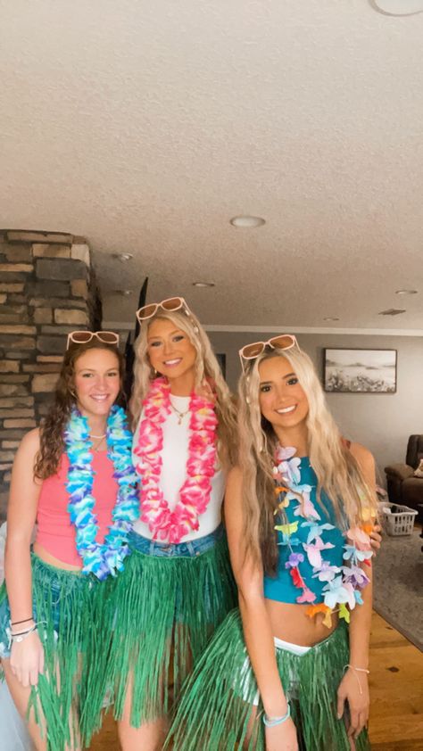 Hawaiian Themed Outfits, Tropical Paradise Theme, Hawaiian Party Outfit, Luau Outfits, Hawaii Themed Party, Beach Week, Spirit Week Outfits, Theme Days, Football Game Outfit