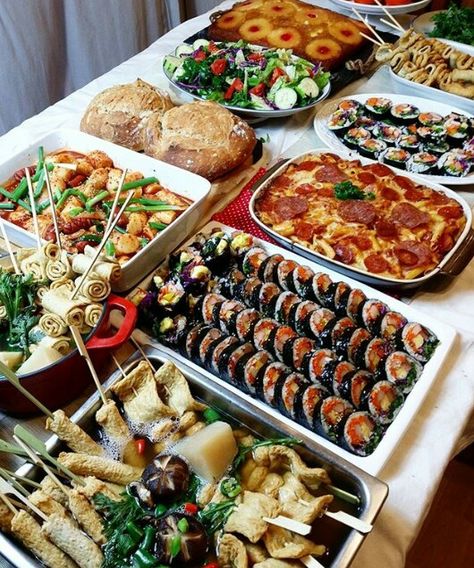 Korean Party Food Korean Party Food, Food Set Up, Party Food Buffet, Korean Street Food, Party Food Platters, Catering Food, Buffet Food, Birthday Food, Food Platters