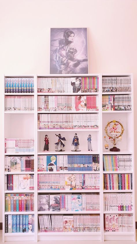 Manga Bookshelf, Otaku Room Aesthetic, Bookshelf Aesthetic, Kawaii Bedroom, Otaku Room, Anime Decor, Anime Room, Beach House Style, Gaming Room Setup