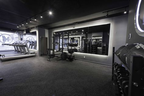 Black Home Gym, Modern Home Gym Design, House Folder, Home Gym Design Luxury, Sport Office, Gym Basement, Modern Home Gym, Private Gym, Home Gym Basement