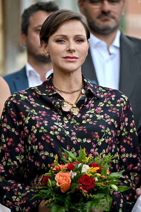 South Africa Honeymoon, Charlene Von Monaco, Princess Charlene Of Monaco, Holding A Bouquet, 46th Birthday, Prince Of Monaco, Royalty Fashion, Prince Rainier, Monaco Royal Family