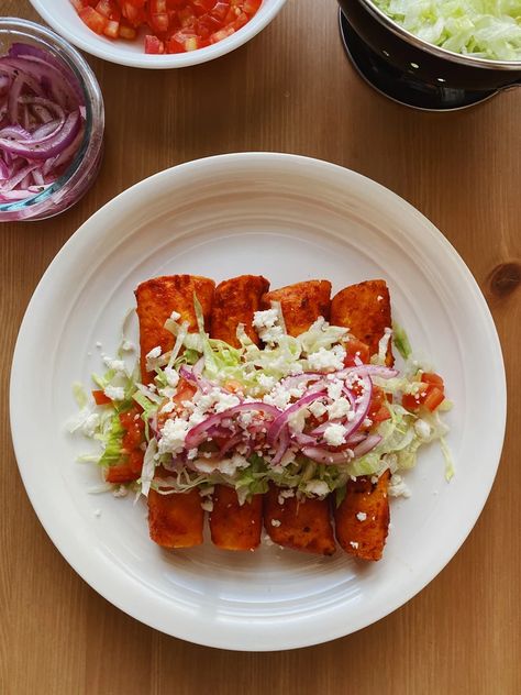 Chorizo And Potato Enchiladas, Michoacan Food Recipes, Enchiladas Jalisco, Enchilada Michoacanas, Easy Dinner Mexican Recipes, Enchiladas Rancheros, Enchilada Aesthetic, Michoacan Enchiladas, Enchiladas Callejeras