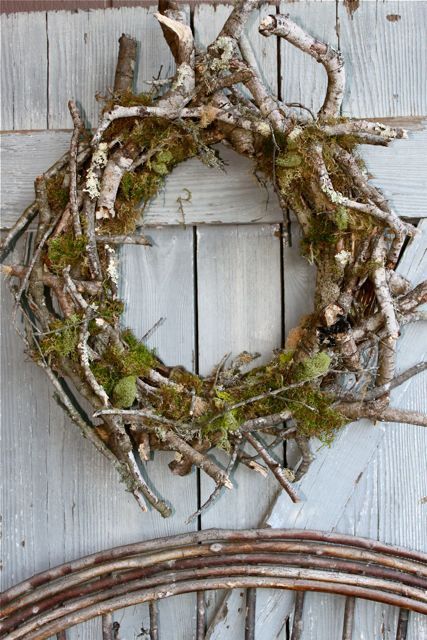 Front door wreath?    1517  oak branch and moss wreath by Glamhomedesign on Etsy, $85.00 Natal Natural, Ideas Decoracion Navidad, Couronne Diy, Christmas Styling, Branch Wreath, Moss Wreath, Twig Branch, Winter Greenery, Willow Weaving