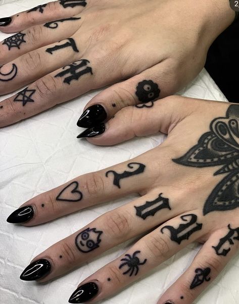 Finger Tattoos Words, Traditional Hand Tattoo, Finger Tattoo For Women, Finger Tats, Knuckle Tattoos, Hand And Finger Tattoos, Hand Tats, Hand Tattoos For Women, Tatuaje A Color