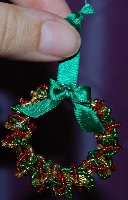 Beaded Wreath, Beaded Christmas Decorations, Tree Tutorial, Wreath Ornament, Beaded Christmas Ornaments, Christmas Bead, Beaded Crafts, Miniature Christmas, Christmas Ornament Crafts