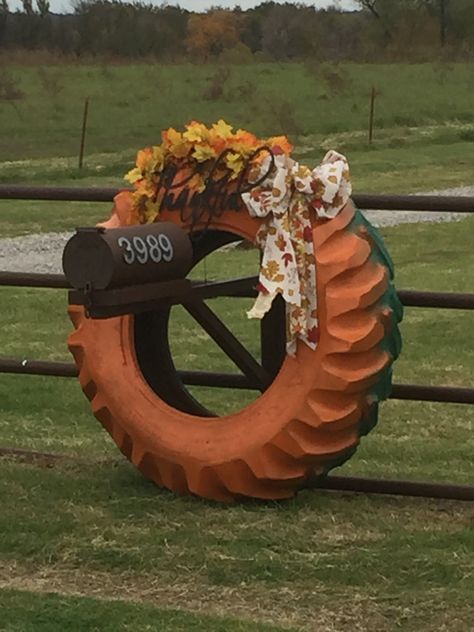 Fall Thanksgiving Decorations using old tractor tire. Tractor Tire Decor Ideas, Tire Decorations Backyards, Tractor Tires Ideas, Old Tractor Tire Ideas, Halloween Tire Decorations, Tractor Yard Decor, Tire Pumpkins, Old Tractor Landscaping, Tractor Tire Wreath