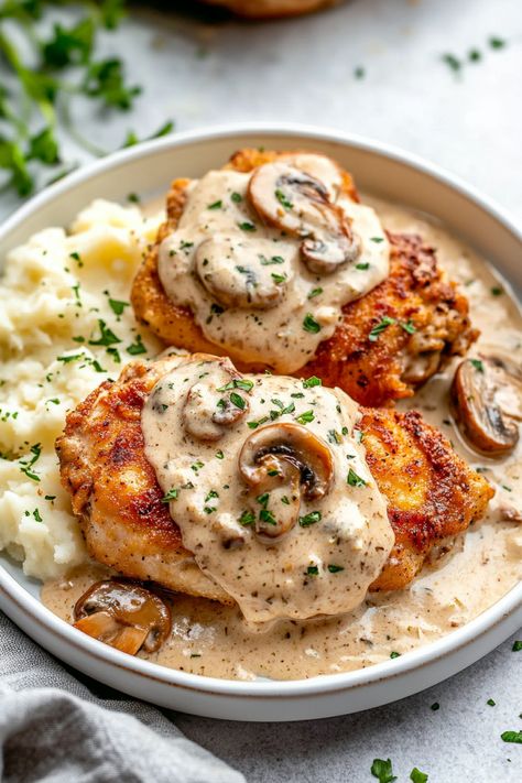 Chicken with Garlic Mushroom Sauce Protein Meals Recipes Dinner, Chicken With Garlic Mushroom Sauce, Chicken In Mushroom Cream Sauce, Fall Dinners Healthy, Chicken And Mushroom Dinner, Sunday Meal Ideas, Mushroom Chicken Recipes, Chicken Recipes Garlic, Chicken Breast Meals