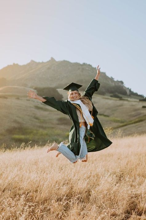 Mountain Graduation Photos, Grad Poses, Grad Session, Senior Photoshoot Poses, Grad Shoot, Outdoor Portrait Photography, College Senior Pictures, College Graduation Photos, Grad Pic