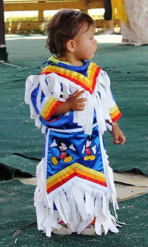 Tiny Tot boy in Grass  Dance Regalia Grass Dance Regalia, Grass Dance Outfits, Cheyenne Arapaho, Powwow Outfits, Native Child, Jingle Dress, Native American Children, Native American Regalia, Native American Clothing