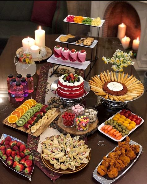 Amazing Food Platters, Food Set Up, Catering Food Displays, Fruit Platter Designs, Decorações Com Comidas, Party Food Buffet, Catering Ideas Food, Party Food Platters, Easy Food Art