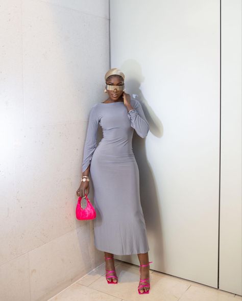 Grey Maxi Dress with pink accessories Pink Shoes And Bag Outfit, Pink Dress Silver Heels, Pink Bag Black Dress, Grey And Pink Outfit Black Women, Light Grey Dress Outfit, Fitted Pink Slip Dress For Day Out, Grey And Pink Outfit, Modest Pink Abaya For Spring, Pink And Grey Outfit