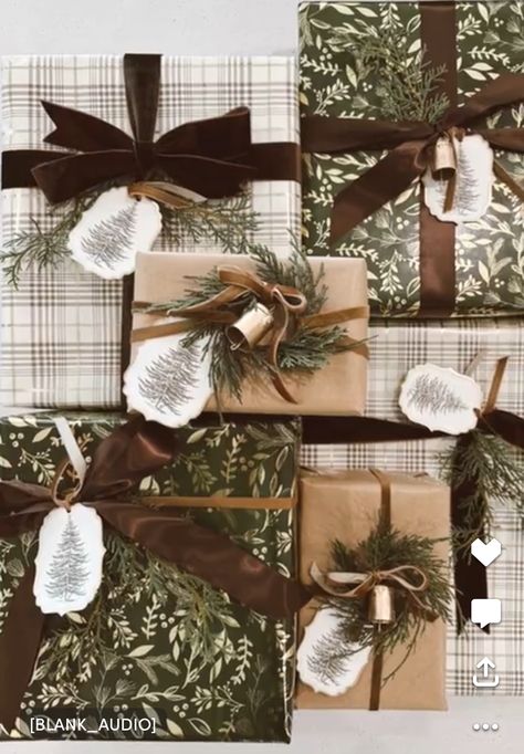 Christmas Present Aesthetic Ideas, Nordic Gift Wrapping, 2024 Gift Wrapping Ideas, Gift Wrapping Techniques With Ribbon, Modern Wrapping Ideas, Brown Paper Presents, Rustic Christmas Gift Wrapping Ideas, Natural Wrapping Paper Ideas, Brown Present Wrapping