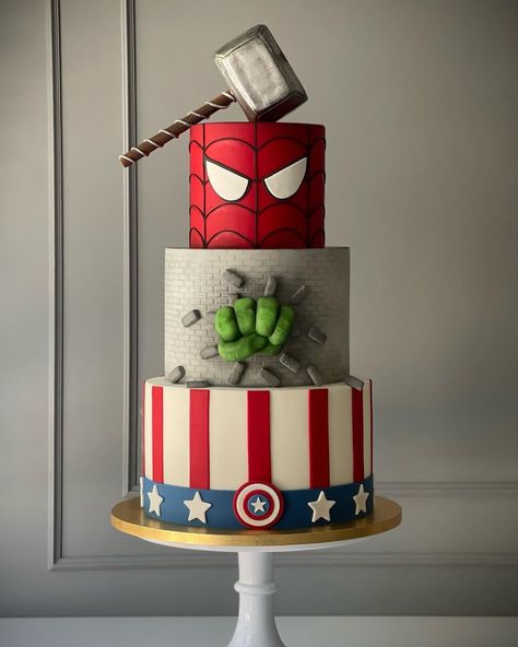 Emines Zuckerwelt 👩🏻‍🍳 (@emines_zucker_welt) | Instagram Avengers Cake Design, Avengers Themed Cakes, Marvel Birthday Cake, Hulk Birthday Cakes, Avengers Birthday Party Decorations, Marvel Avengers Cake, Spiderman Birthday Cake, Hulk Birthday, 5th Birthday Cake