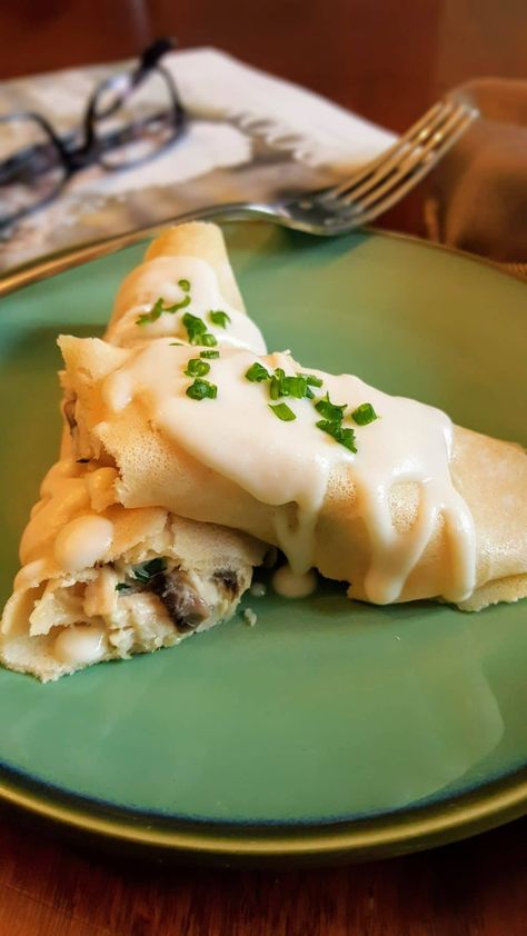 Chicken & Mushroom Crepes Recipe is excellent for brunch, lunch or dinner. Chicken, mushrooms, garlic, and white wine topped w/ a cream sauce is perfection! Mushroom Crepes Recipe, Mushroom Crepes, Dinner Crepes, Crepe Recipe Savory, Turkey Mushroom, Best Crepe Recipe, Sandwiches Breakfast, Pizza Breakfast, Mushroom Crepe