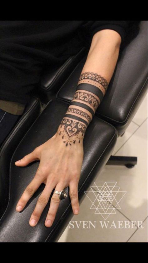 Armband Tattoo Design, Muster Tattoos, Wrist Tattoos For Women, Tattoo Bracelet, Maori Tattoo, Band Tattoo, Trendy Tattoos, Mandala Tattoo, Sleeve Tattoo