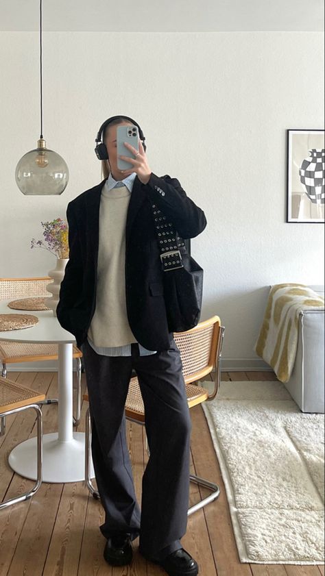 @sissebanke Hoodie Work Outfit, Trabajo Aesthetic, Blazer Street Style, Outfit Retro, Fall Blazer, Blazer Outfit, Minimal Outfit, Blazer Outfits, Korea Fashion