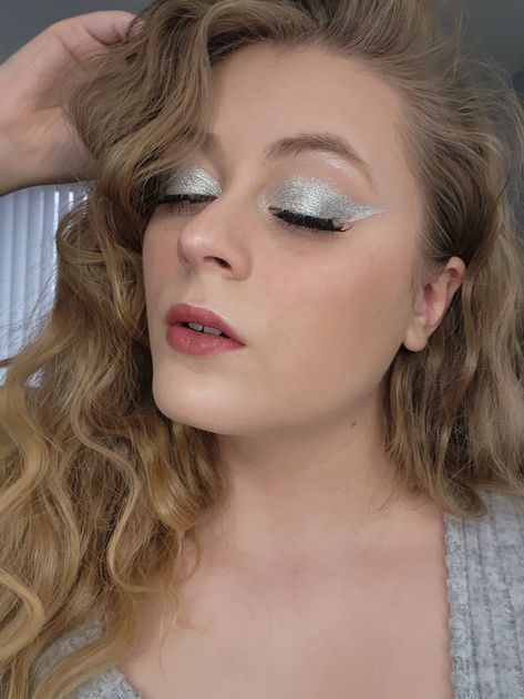 Single Eyeshadow Look, Graphic Eye Makeup, Instagram Makeup Looks, Makeup Content, Graphic Eyes, Sparkling Eyes, Single Eyeshadow, Colourpop Cosmetics, The Aurora