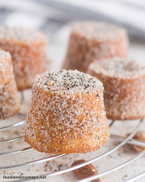 Closer shot of Swedish Almond & Cardamom Mini Cakes, arranged on a cooling rack. Switzerland Desserts, Scandinavian Dishes, Scandinavian Cooking, Almond Paste Recipes, Swedish Cuisine, Scandinavian Recipes, Almond Desserts, Mini Cake Recipe, Scandinavian Food