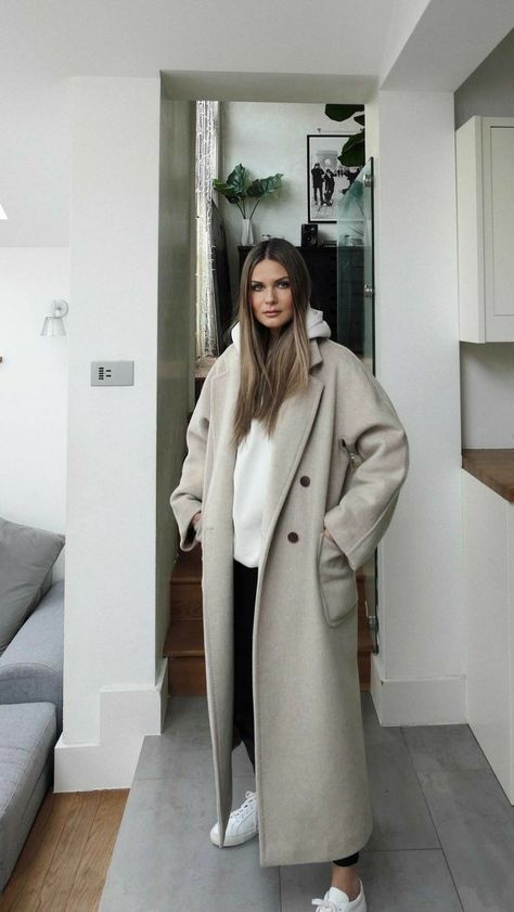 Long Line Coat Outfit Winter, Oat Coat Outfit, Long Winter Coats Women Outfit, Snow Looks For Women, Longline Coat Outfits, Maxi Coat Outfit, Coat Outfit Aesthetic, Beige Coat Outfit, White Coat Outfit