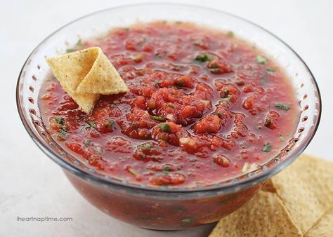 Restaurant Style Salsa I Heart Nap Time | I Heart Nap Time - Easy recipes, DIY crafts, Homemaking Restaurant Style Salsa Recipe, Blender Salsa, Salsa Tomatillo, Easy Homemade Salsa, Dip Dip, Easy Salsa Recipe, Restaurant Style Salsa, Homemade Salsa Recipe, Mild Salsa