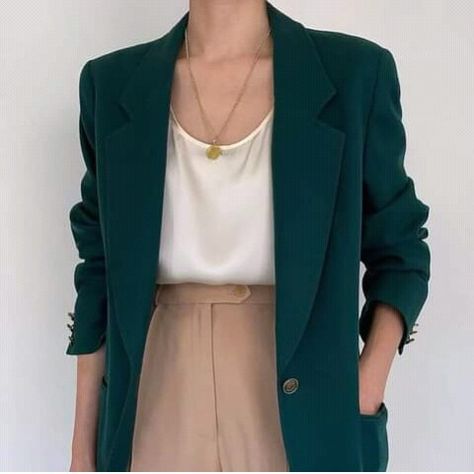 Green Blazer Outfit Work, Dark Green Blazer Outfit, Green Blazer Outfits, Green Blazer Outfits For Women, Bussines Casual Woman, Green Blazer Outfit, Formal Casual Outfits, Dark Green Blazer, Capsule Wardrobe Women