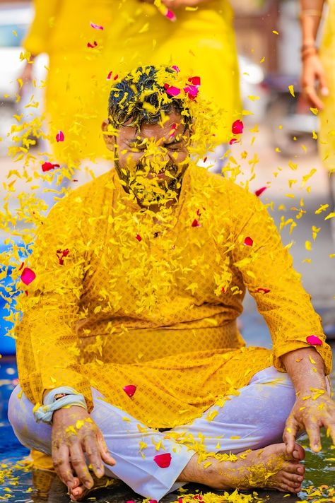 Love Poses Couple, Haldi Ceremony Outfit For Men, Couple Wedding Poses, Haldi Photography Ideas, Love Poses, Haldi Poses For Bride, Haldi Photoshoot, Marriage Poses, Haldi Ceremony Outfit