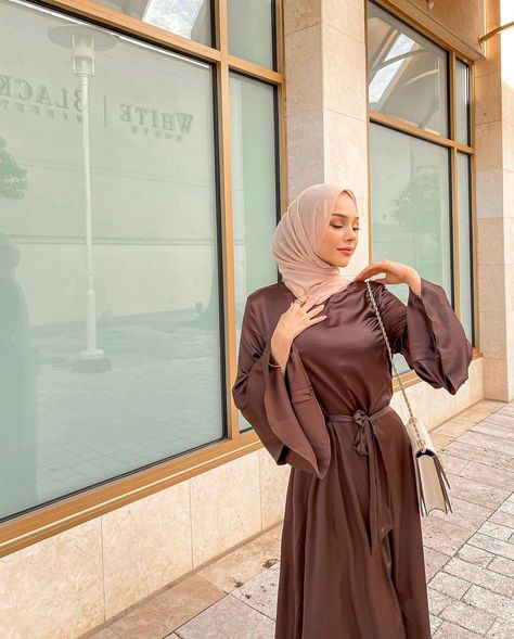 Brown Silk Dress Hijab, Brown Satin Dress Outfit Hijab, Brown Dress Hijab Outfit, Brown Satin Dress Hijab, Brown Dress Hijab, Dress Tunang, Abaya Ideas, Brown Hijab, Satin Dress Outfit