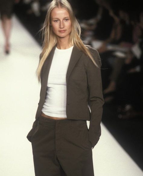 90s Minimalism Aesthetic, 90s Minimalism Fashion, Ralph Lauren Runway, 90s Workwear, 90s Runway Fashion, Corporate Outfits, Mode Vintage, Mode Inspiration, Styling Tips