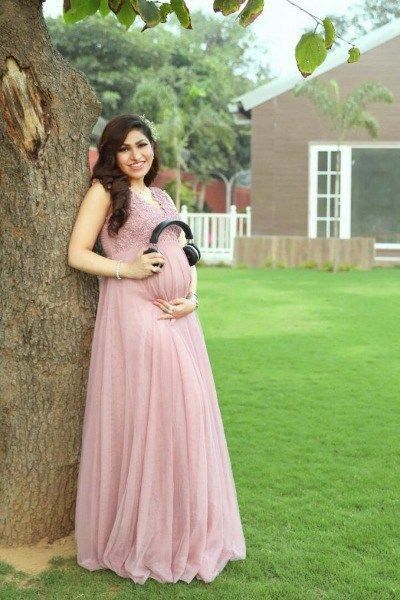 Indian Maternity Photos, Maternity Photo Dresses, Maternity Shoot Dresses, Couple Maternity Poses, Tulsi Kumar, Indian Maternity, Maternity Props, Baby Bump Photoshoot, Maternity Photography Poses Outdoors