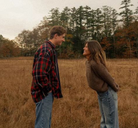 Fall Relationship Aesthetic, Fall Couple Outfits For Pictures, Couple Photoshoot Outfits Fall, Couple Fall Aesthetic, Fall Pictures With Boyfriend, Fall Outfits Couples, Fall Couple Aesthetic, Couple Photoshoot Fall, Fall Couple Outfits