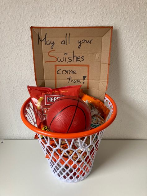 Basketball Senior Night Gifts, Blue Gift Basket, Homemade Gift Baskets, Boyfriend Gift Basket, Handmade Gifts For Boyfriend, Senior Night Gifts, Diy Birthday Gifts For Friends, Basketball Birthday