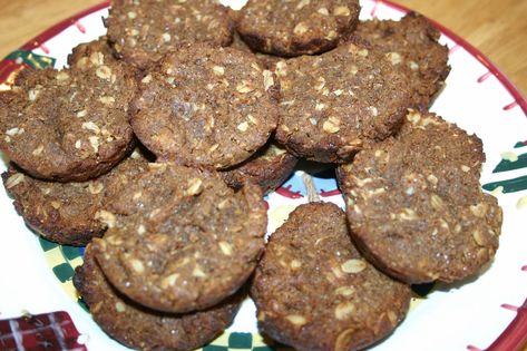 Cow Treats, Horse Recipes, Natural Fly Spray, Goat Treats, Horse Cookies Recipes, Feeding Horses, Homemade Horse Treats, Fly Spray For Horses, Homemade Pet Treats