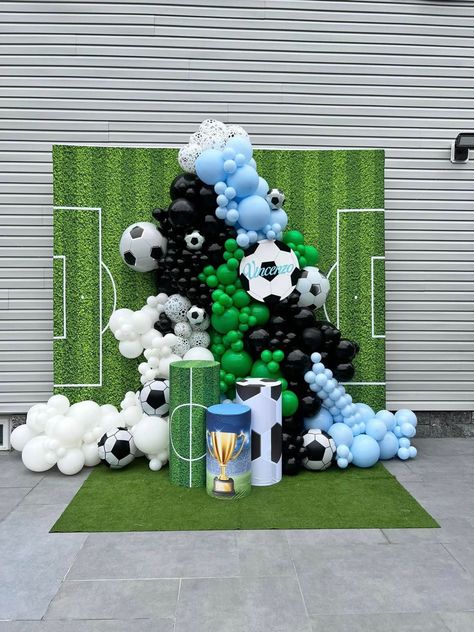 Soccer Balloon Garland, Soccer Birthday Balloons, Soccer Balloon Backdrop, Soccer Decorations Party Balloons, Soccer Backdrop Ideas, Soccer Party Backdrop, Soccer Birthday Backdrop, Soccer Backdrop, Football Theme Birthday