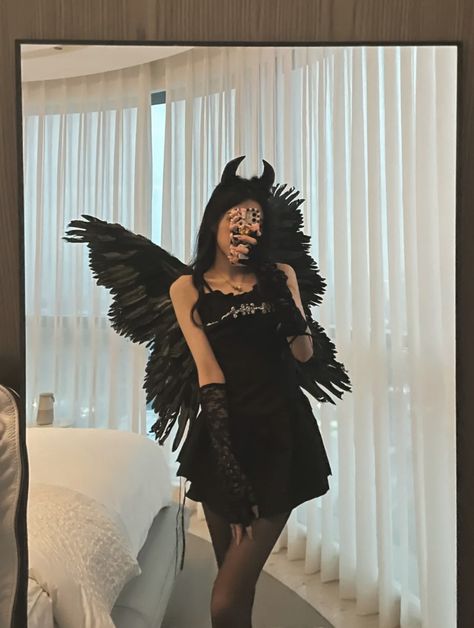 Hellowin Costumes Idea, Halloween Girl Aesthetic, Devil Outfit Aesthetic, Halloween Costume Instagram Pictures, Devil Costume Aesthetic, Angel And Devil Costume, Helena Hunting, Devil Makeup, Angelina Danilova