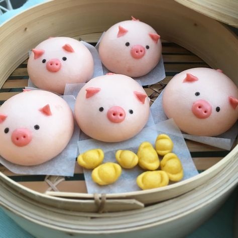 Instagram 上的 Baotisserie by Daryl：「 . Can't wait to celebrate Chinese New Year! It's pig 🐷 year. I've made some pig buns and #gold #金元寶 #🐷 #pigyear #2019 #chinesenewyear2019… 」 Animal Bao Buns, Character Bao Buns, Cute Bao Buns, Pig Squishy, Vegan Icing, Animal Shaped Foods, Chinese New Year Cake, Steam Buns, Steamed Bread