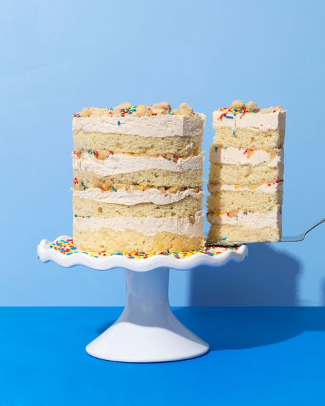 MOMOFUKU MILK BAR INSPIRED HORCHATA BIRTHDAY CAKE     //       The cake itself is a moist cinnamon cake, drizzled with an horchata soak and topped with an horchata buttercream and topped with crunchy crumbs and sprinkles. The recipe is pretty easy, just make sure to give everything enough time to come to room temperature, or you'll get stuck with a broken buttercream like I did! Horchata Cake, Cake Soak, Moist Cinnamon Cake, Momofuku Cake, Traditional Mexican Recipes, Milk Bar Cake, Momofuku Milk Bar, Mexican Treats, Bar Cake