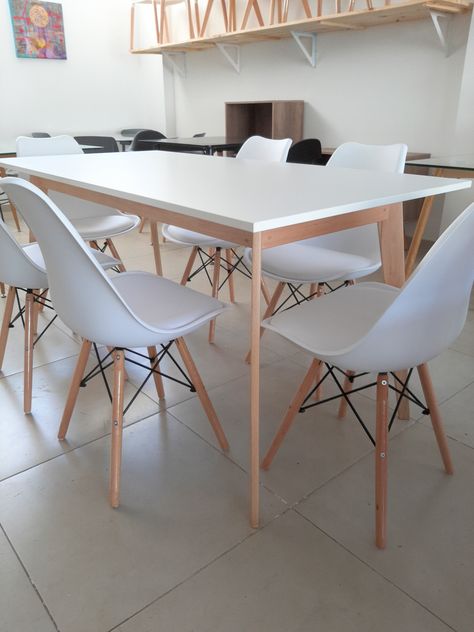 Juegos de Comedor mesa patas de madera con sillas Tulip Eames nordicas. Muebles modernos de diseño para comedor o cocina. Entre Rios 2033, Rosario Entre Rios, Conference Room, Conference Room Table, Dining Table, Furniture, Home Decor, Design, Home Décor