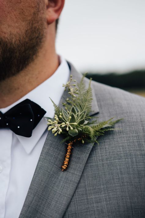 White And Copper Wedding, Copper Wedding Flowers, Copper Wedding Theme, Woodland Wedding Centerpieces, Copper Wedding Decor, Green Boutonniere, Button Holes Wedding, Groomsmen Boutonniere, Emerald Green Weddings