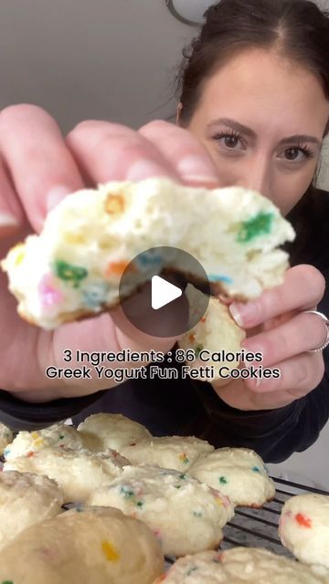 Amy Funderburk on Instagram: "GREEK YOGURT FUNFETTI COOKIES 🤤  3 ingredients, 86 calories 🤌🏻   INGREDIENTS: •Funfetti Cake Mix (1 box) •1 Cup Greek Yogurt (I used Vanilla) •2 Large Eggs  DIRECTIONS: •Preheat oven to 350 & line baking sheets with parchment paper •Mix all the ingredients together •Line the cookies on a baking sheet (should make 22 cookies!)  ****NOTE: THE COOKIES EXPAND!!!!! make sure you’re leaving enough space between them! •Bake for 8-10 minutes  Macros: 2p 17c 1f Calories: 86 per cookie  Makes 22 cookies 🍪   Y’all need these & you’ll love the way your house smells 🤩   #iam1stphorm #1p #lowcaloriedessert #lowcalorierecipes #macrofriendly #pregnancylife #greekyogurtrecipes" Cake Mix Yogurt Cookies, Cake Mix And Yogurt Cookies, Greek Yogurt And Cake Mix Muffins, Yogurt Cookies Recipe, Cake Mix And Greek Yogurt, Diy Cookie Cake, Greek Yogurt Cookies, Yogurt Cookies, Cake Mix Muffins