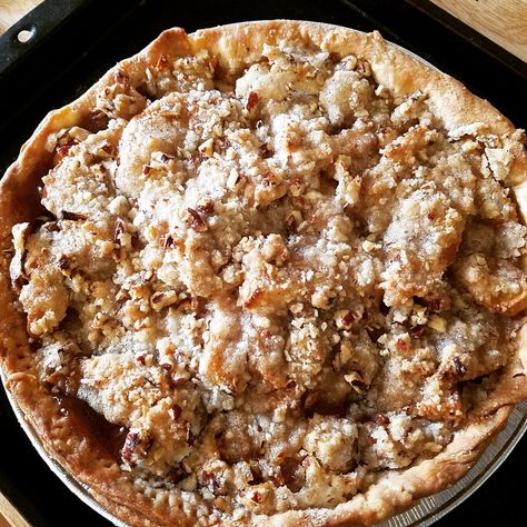 Crumb Topping For Pie, Crumb Topping Recipe, Apple Pecan Pie, Apple Crumb Pie, Pecan Pie Crust, Crumb Crust, Apple Pie Recipe Easy, Apple Crumble Pie, Perfect Pie Crust